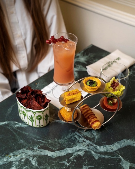 Jungle Wheel with finger food and cocktail
